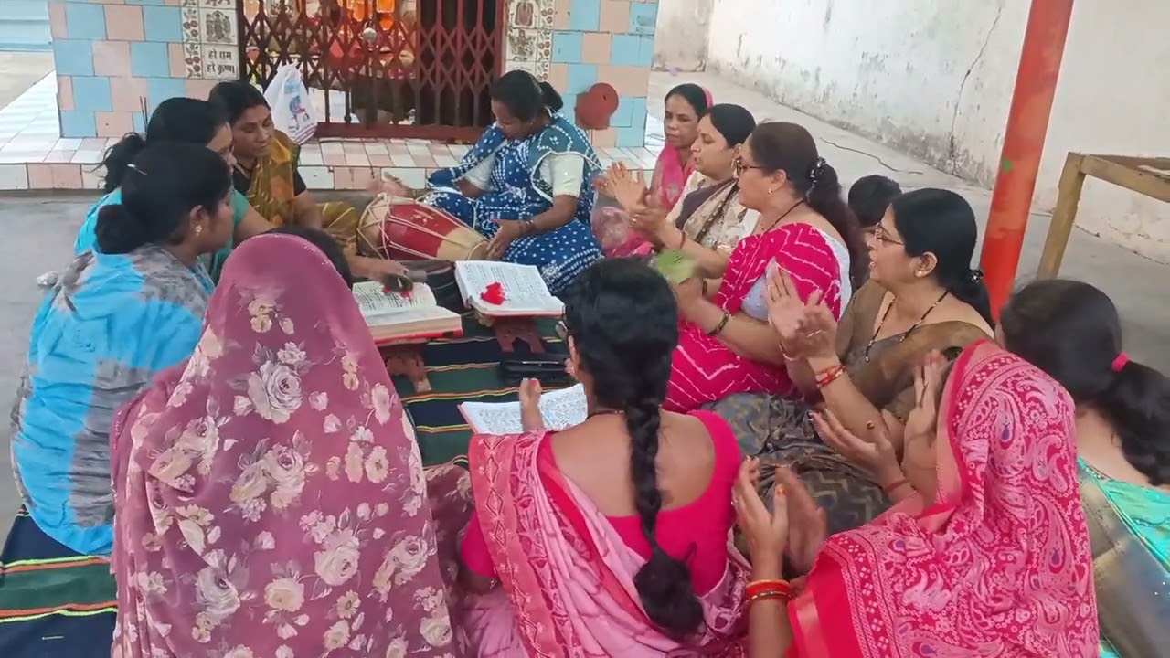 मैं तो वैसे अतर से भीगी लाल मुंह पर रंग ना डरो प्यारो लाल