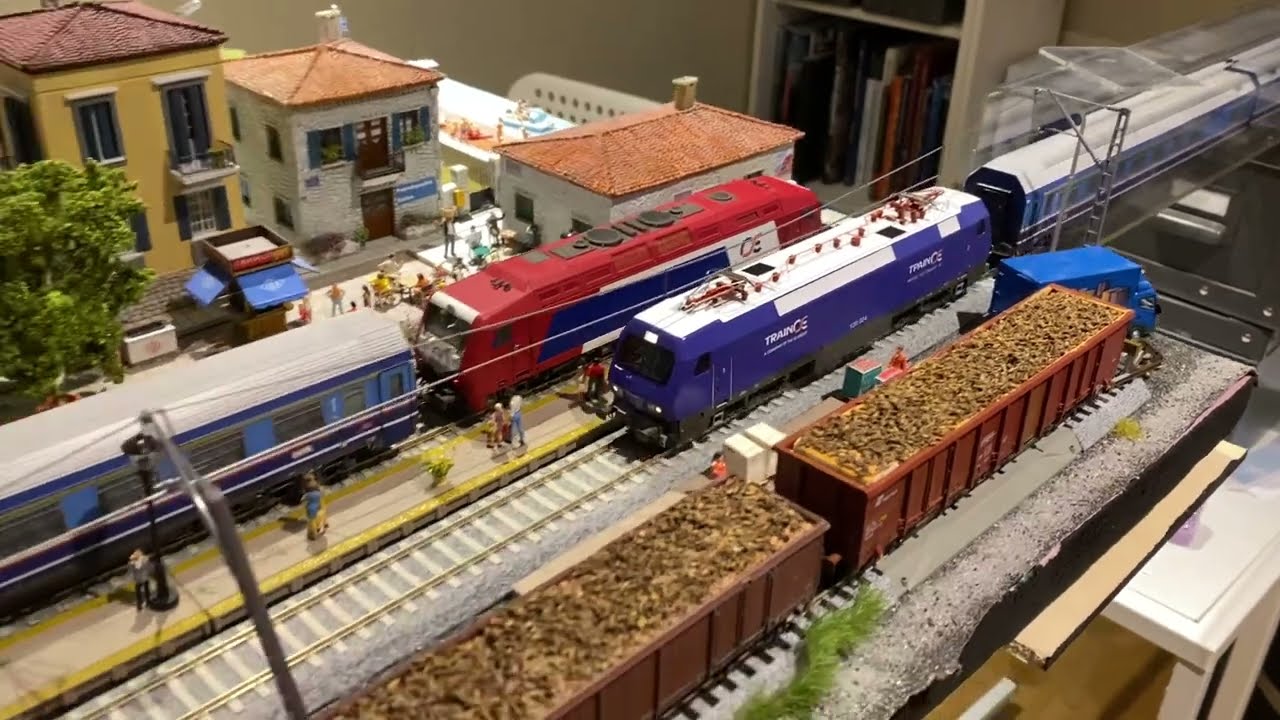 H0 scale (1:87) Greece (OSE): Hellas Sprinter runs past Mandra Station