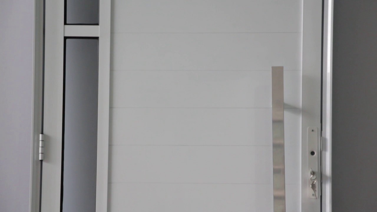 portas de alum&iacute;nio branco especiais para entrada da casa