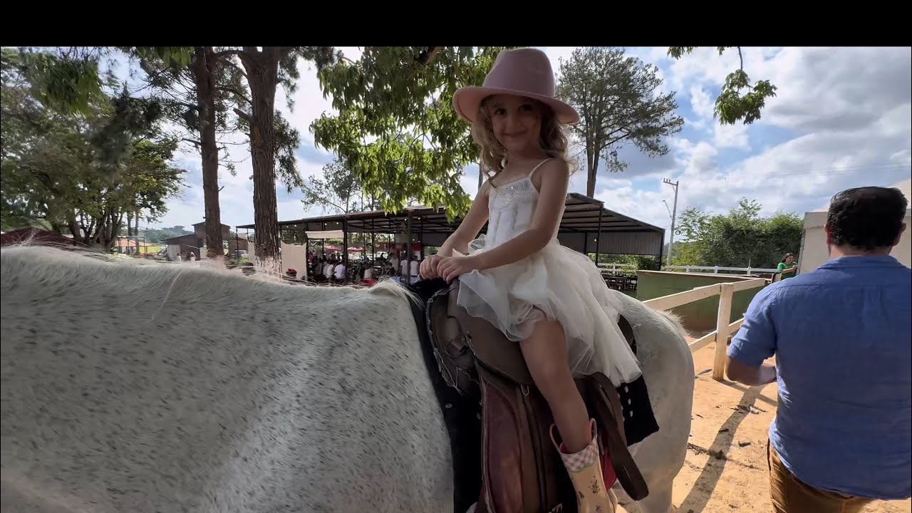Primeira vez que da Alana andando de cavalo | achamos um restaurante muito legal