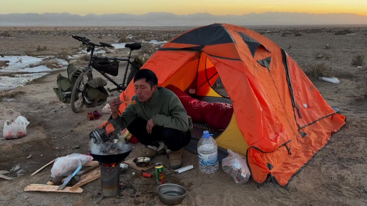 骑行甘肃，生病了戈壁滩搭帐篷休息一天，晚上煮羊肉火锅补充营养