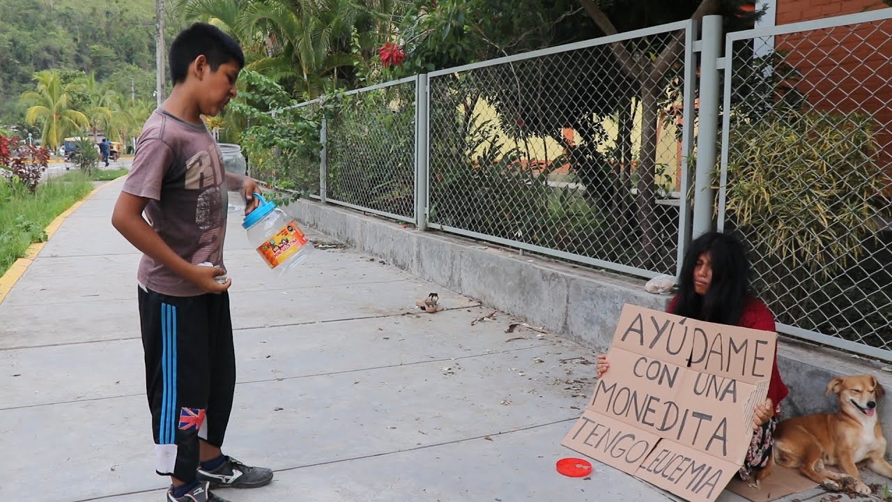 NIÑO POBRE AYUDA A LA NECESITADA Y ASÍ FUE LA RECOMPENSA