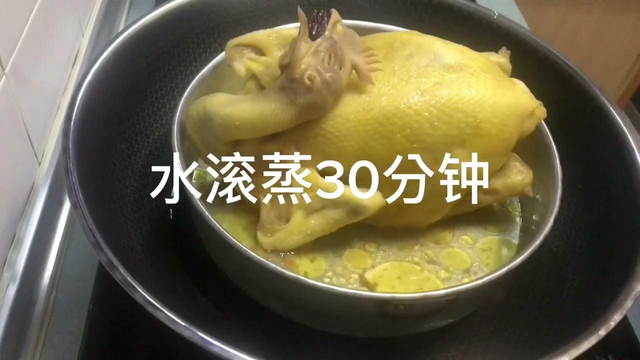 新年菜式莲藕花生鸡脚汤、白斩菜园鸡、清蒸龍虎班。一家齐团圆乐滔滔。祝各位新年快乐，万事如意。