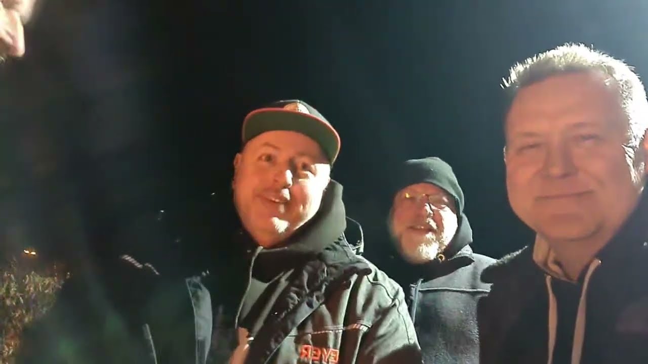 R und K BBQ überträgt einen Livestream.