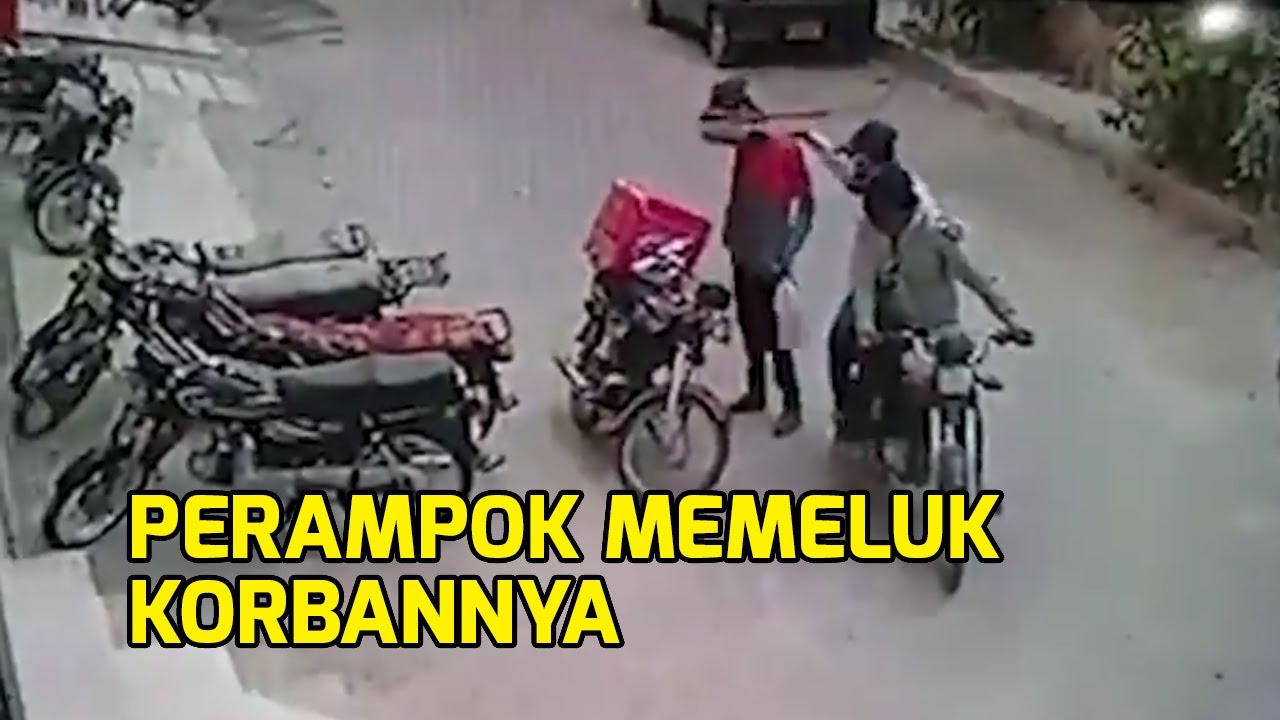 VIRAL Video Perampok Kembalikan Barang Jarahan ke Korbannya yang Menangis