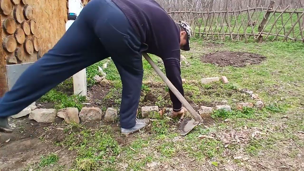 Am semănat flori și am făcut suport de flori la troita din pădure