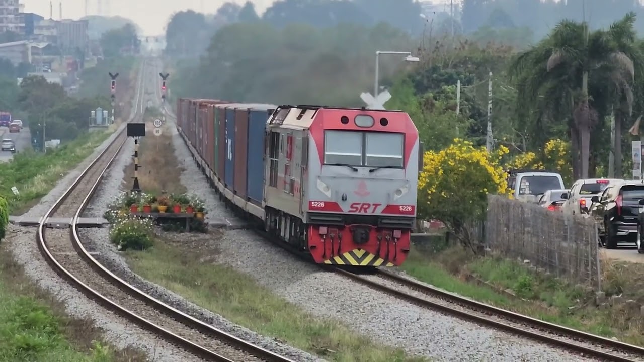 มุมนี้สวยมาก รถไฟชลบุรี  #srt #train