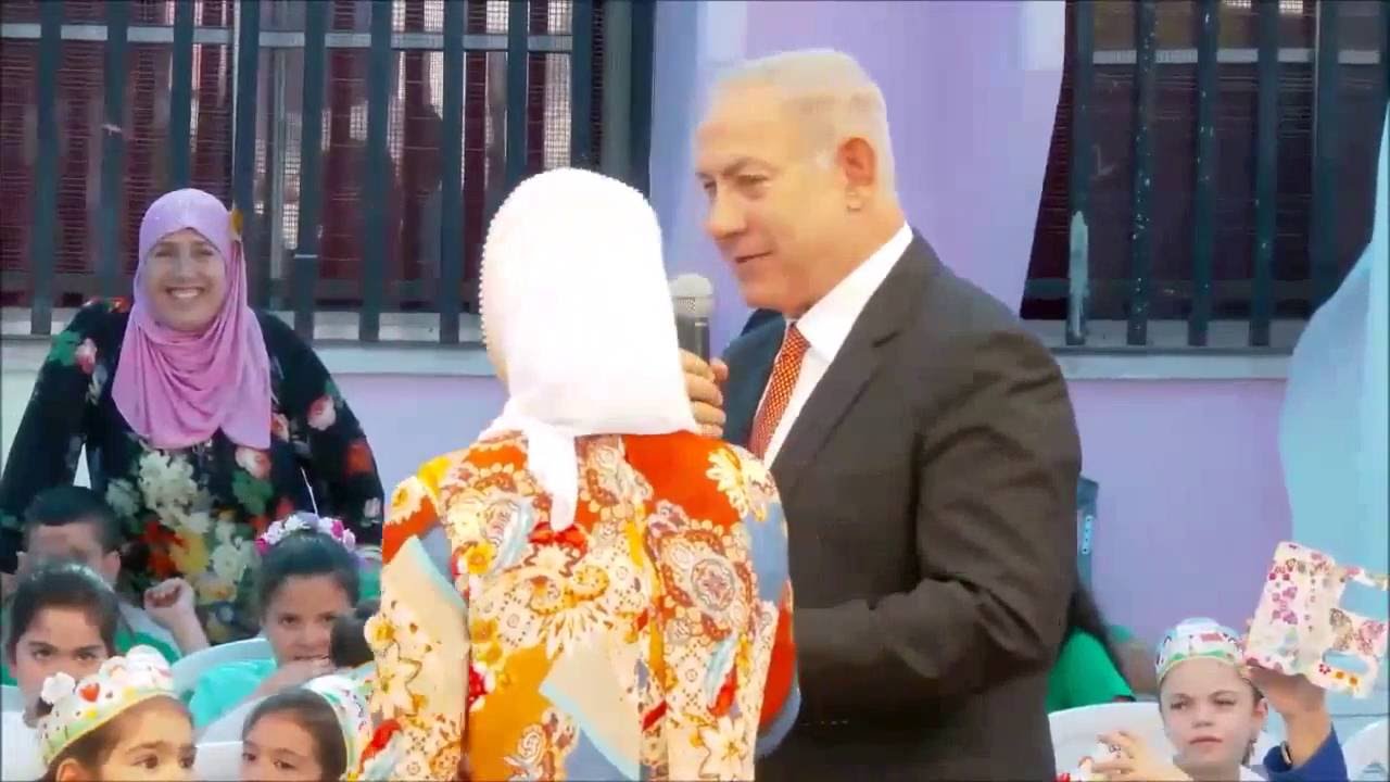 PM Netanyahu visits Arab elementary school on first day of school year