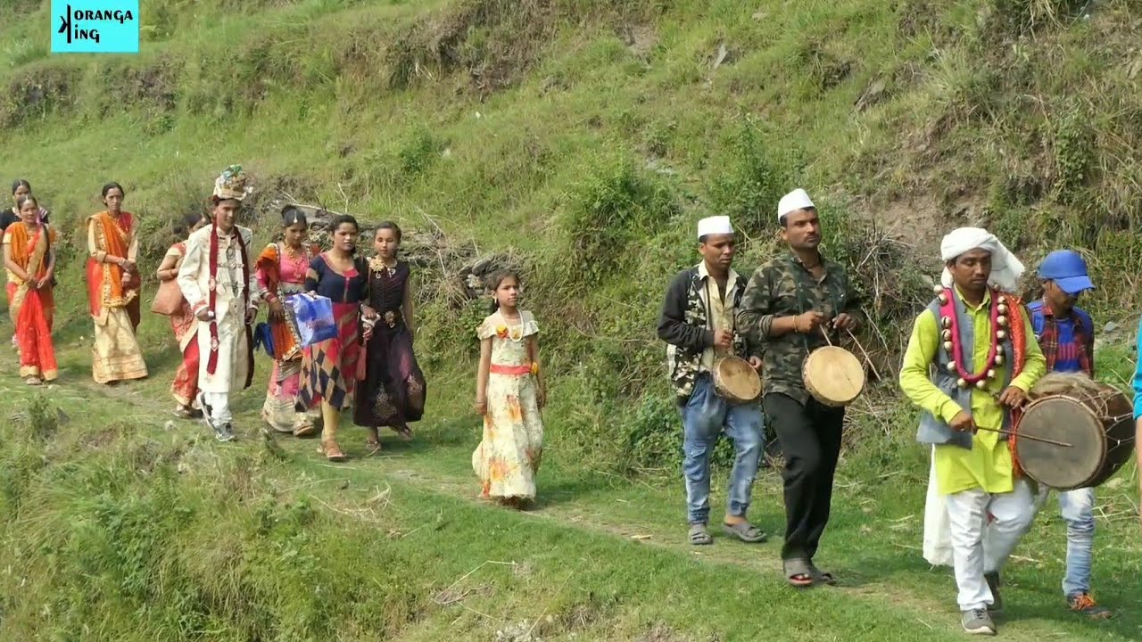 खूबसूरत वादियों के बीच गुजरती पहाड़ी बरात ||
महेश संग ममता ||