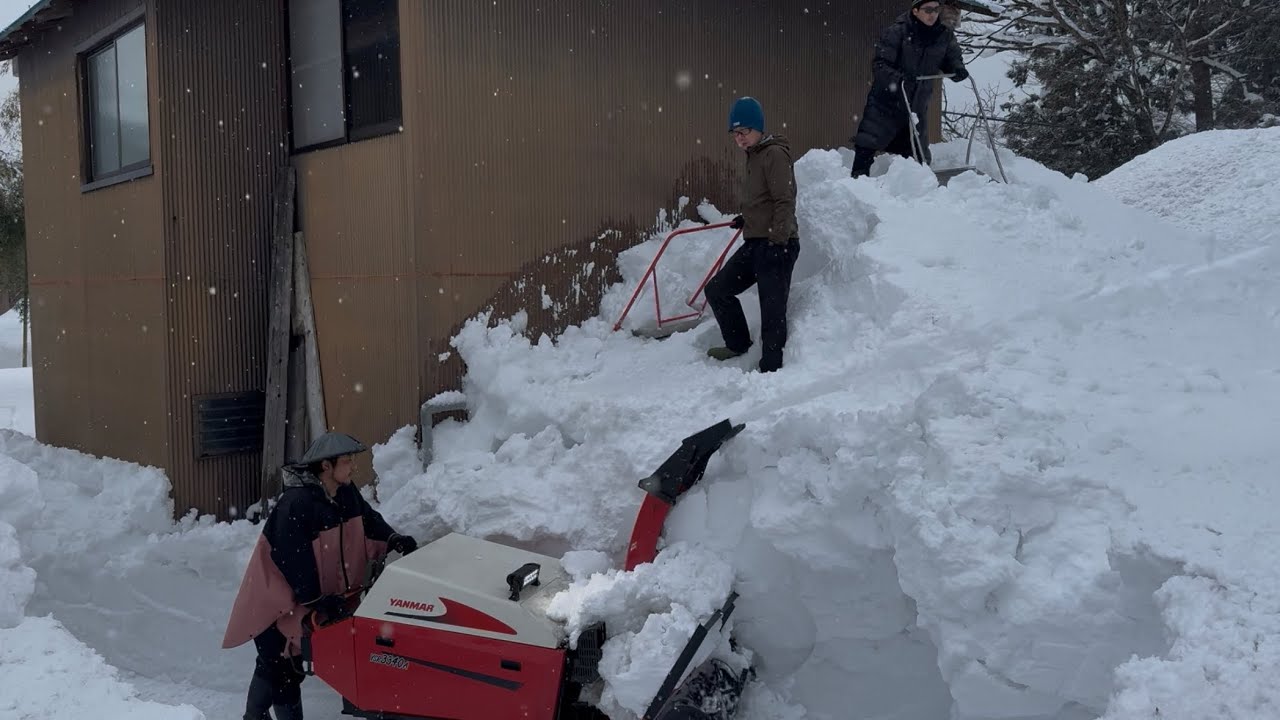 屋根に届く寸前！3人がかりロータリー式除雪機で除雪
