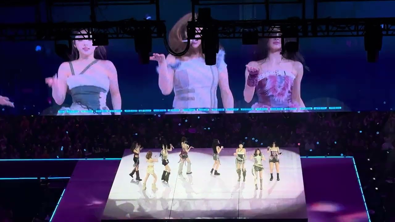 FANCY - TWICE (LIVE in Hamilton)