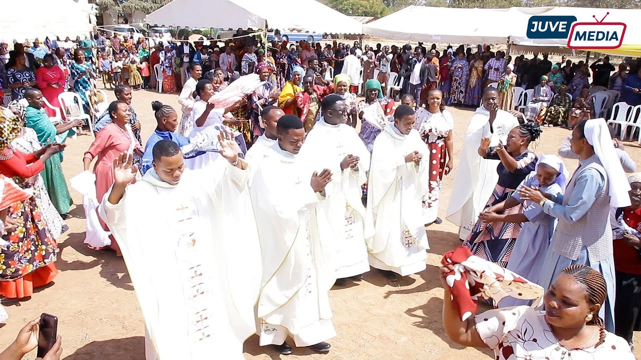 PADRE PETRO .S. NJIKU  ALIVYOSHEREKEA  MISA YA SHUKRANI NYUMBAN KWAO KIGANGO CHA KIPUMBWIKO SINGIDA