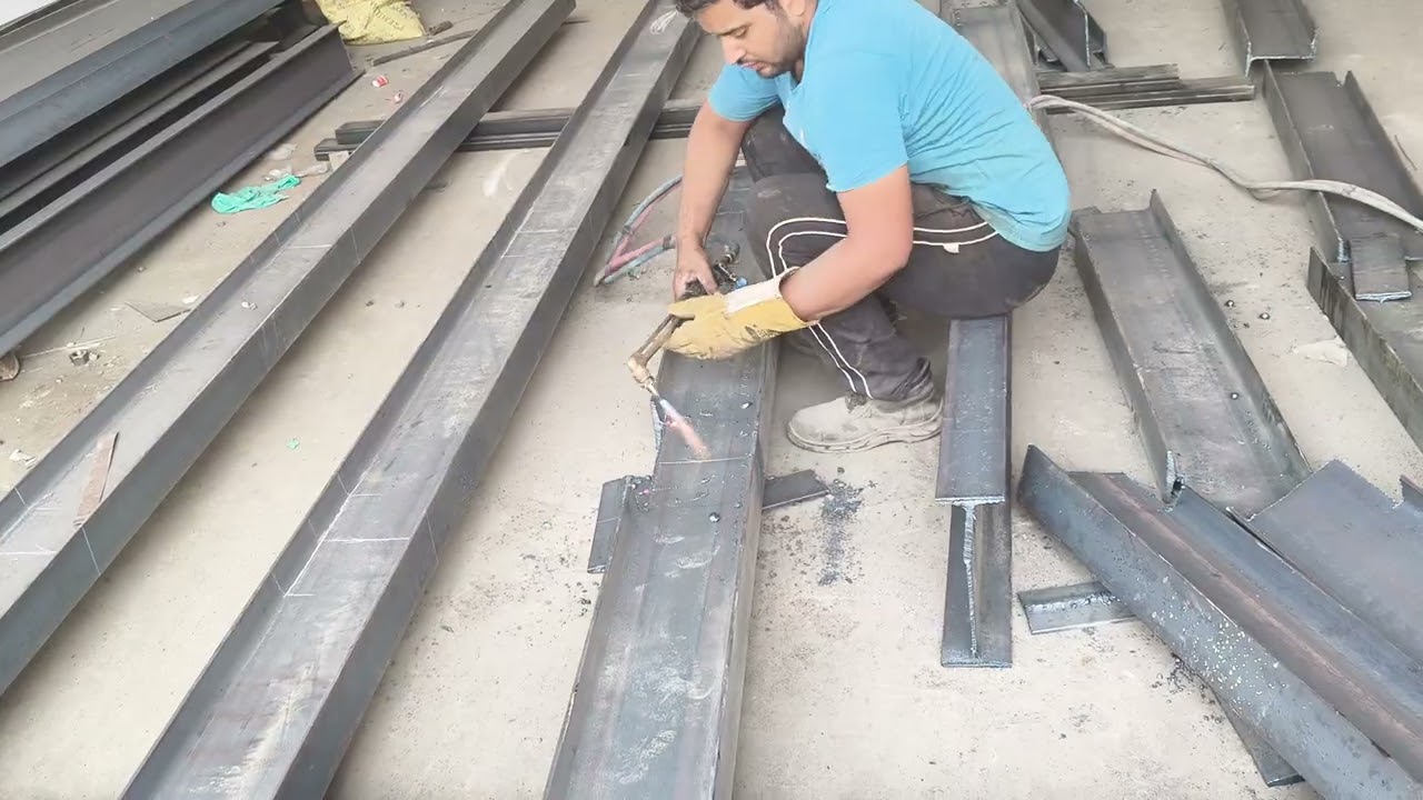 Gas cutting ho raha hai welding shop 