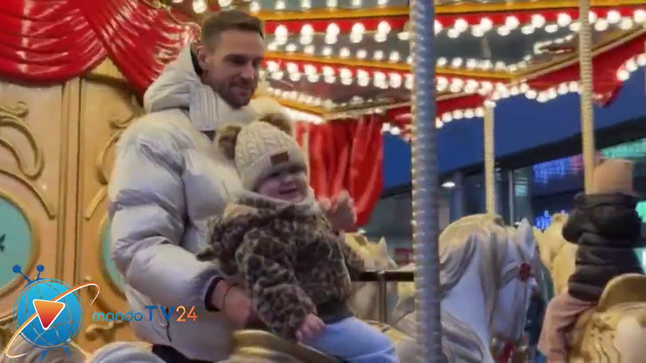 Andrea Zenga sulla giostra insieme alla figlia Camilla