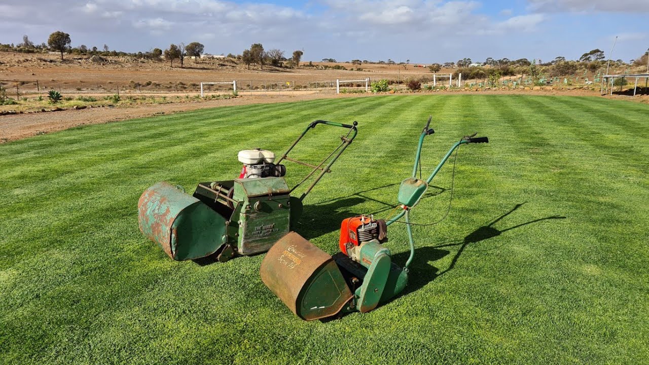 50 year old mowers still making stripes. Scott Bonnar 24inch QUEEN/Qualcast 14, Aussie bonsai bloke