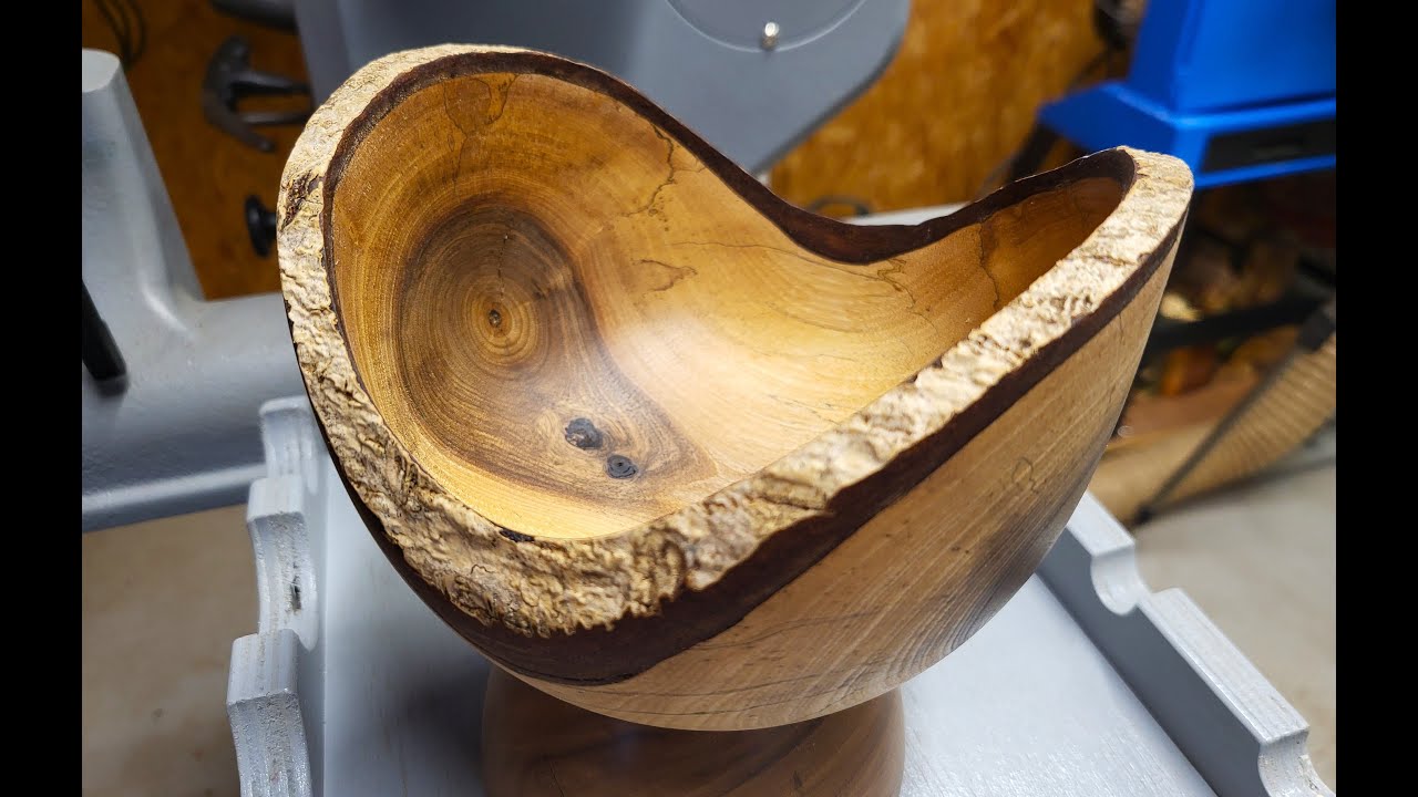 Чаша из натурального ореха Live Edge с небольшим моментом OOOPS. #токарныеработы #токарныйрезкапо...