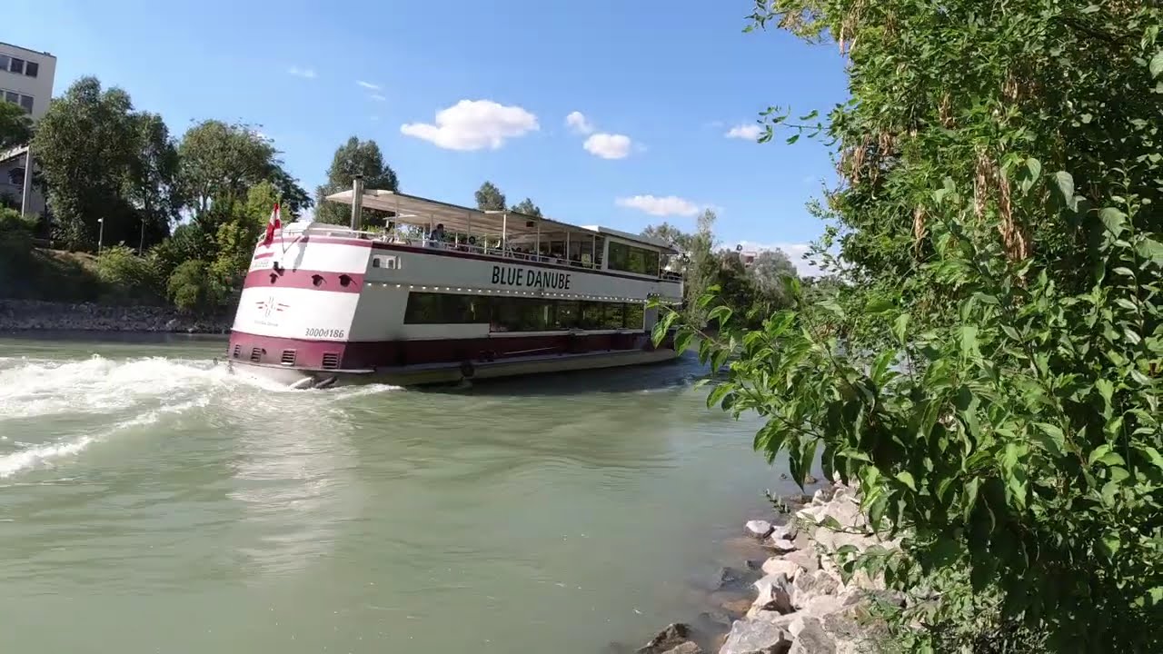 Donaukanal: Ausflugsschiff  BLUE DANUBE auf Bergfahrt