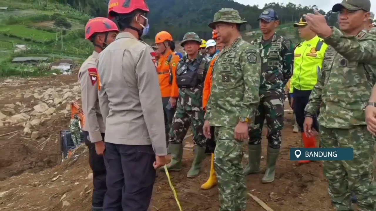 PANGLIMA TNI AGUS SUBIYANTO TINJAU LOKASI LONGSOR CISARUA