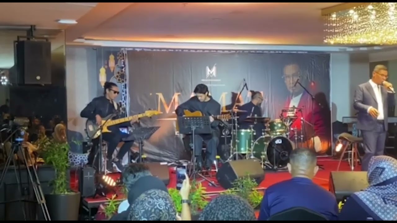 Mamat mendendangkan lagu ‘Nota Di Lautan Sepi’ sewaktu showcasenya di Ideas Hotel malam tadi