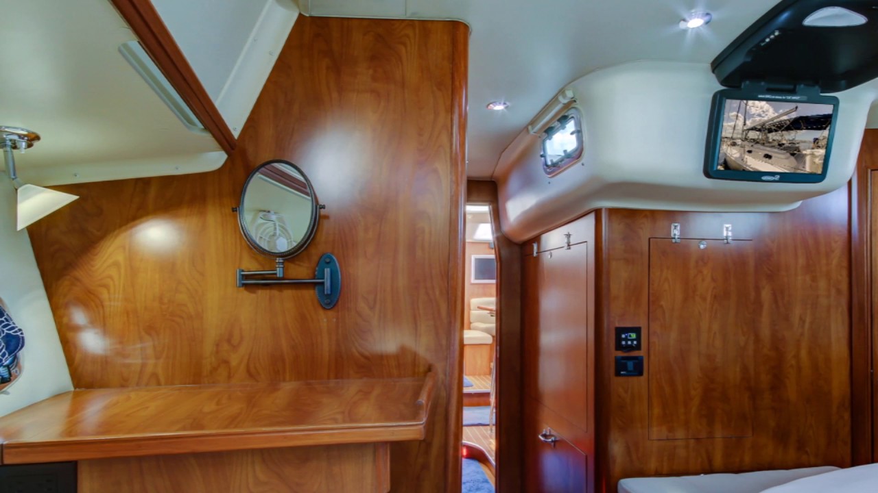 Hunter 50 Center Cockpit