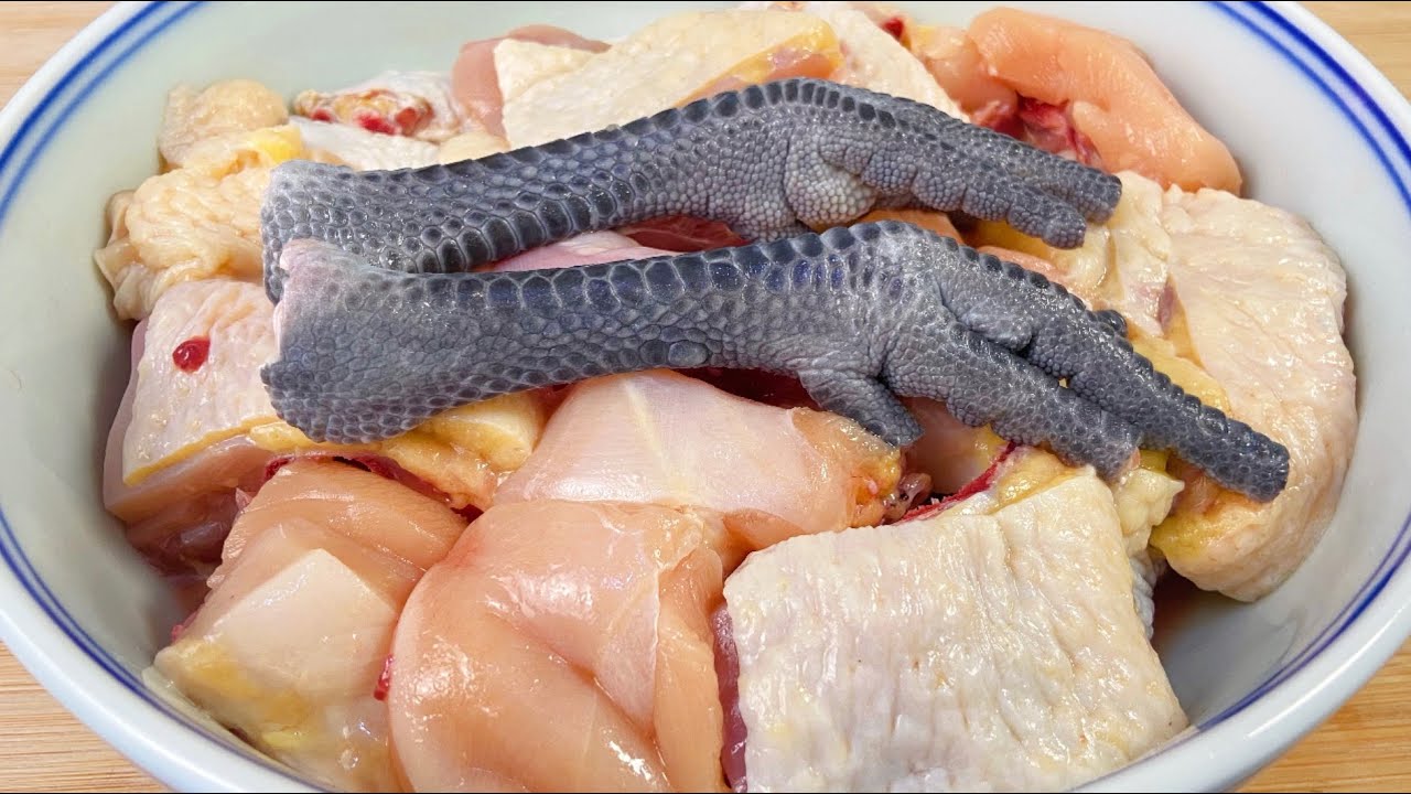 燉雞肉時，最忌諱直接焯水，多做這兩步，雞肉鮮香滑嫩，不腥也不柴 。【樂樂媽 Magic Food】 、炖鸡