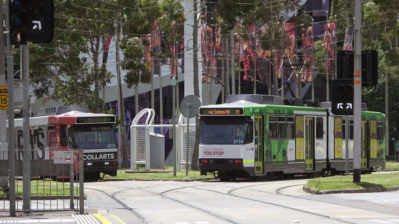 Very Few Accidents - Trams & Cars cross paths at the complex Haymarket Roundabout! - Yarra Trams