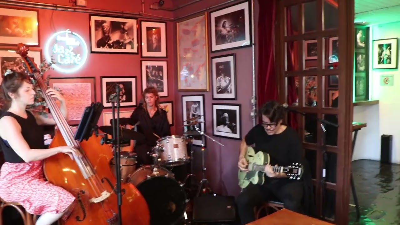 Simn Abbud Trio tocando Flor D'luna (Santana) no  Bourbon Street 18:01:2026