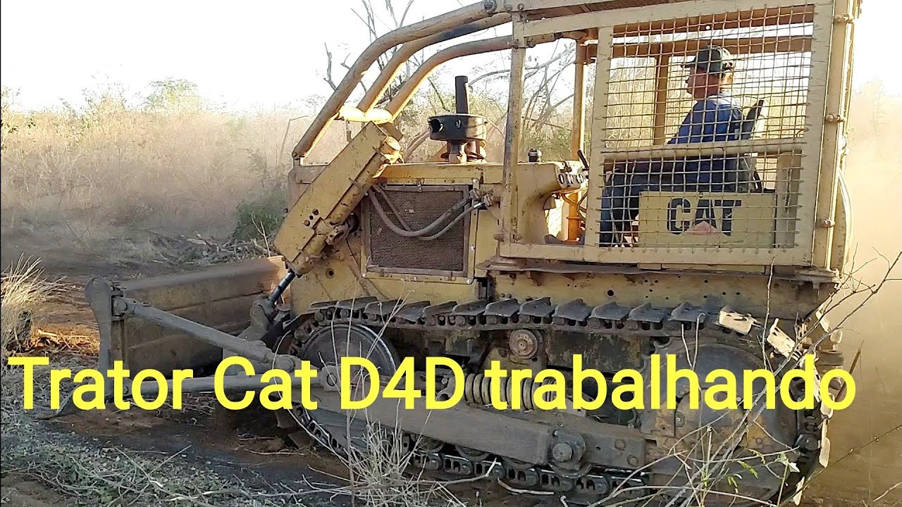 TRATOR DE ESTEIRA CATERPILLAR D4D EM SERVIÇO