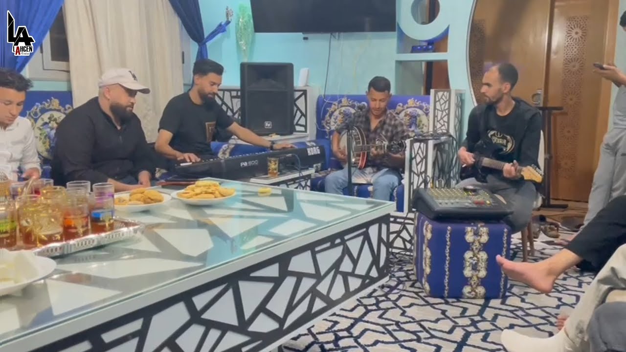 هكذا نحن الأمازيغ جلسة موسيقية رفقة مجموعة من الأصدقاء الغاليين مع مقطع موسيقي الفنان محمد اوتحناوت