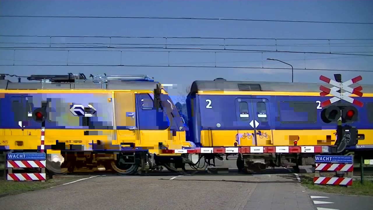 Spoorwegovergang Breda-Prinsenbeek // Dutch railroad crossing
