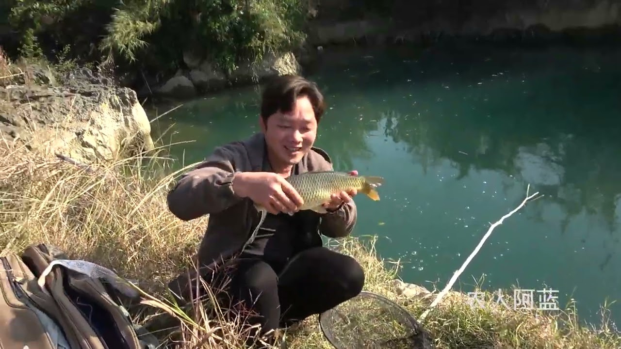 小伙到隐蔽的深潭钓鱼，不料遇大鱼窝连杆上钩，太过瘾了