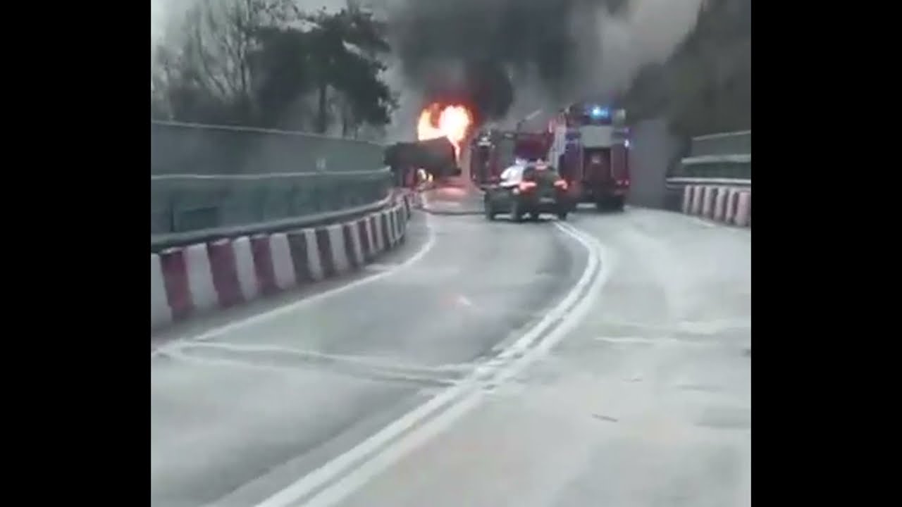 AUTOCISTERNA SI RIBALTA PER STRADA! IMPRESA EROICA DEI VIGILI DEL FUOCO!
