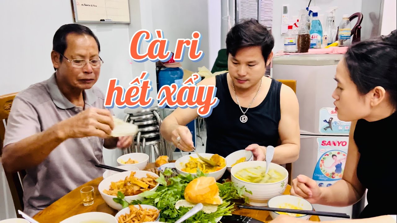 Vợ Bùi Trung Đẳng làm món cà ri chay đãi cha mẹ chồng