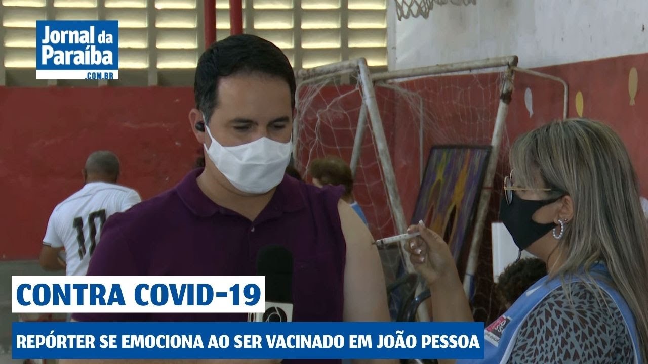 Repórter se emociona ao ser vacinado contra Covid-19, em João Pessoa