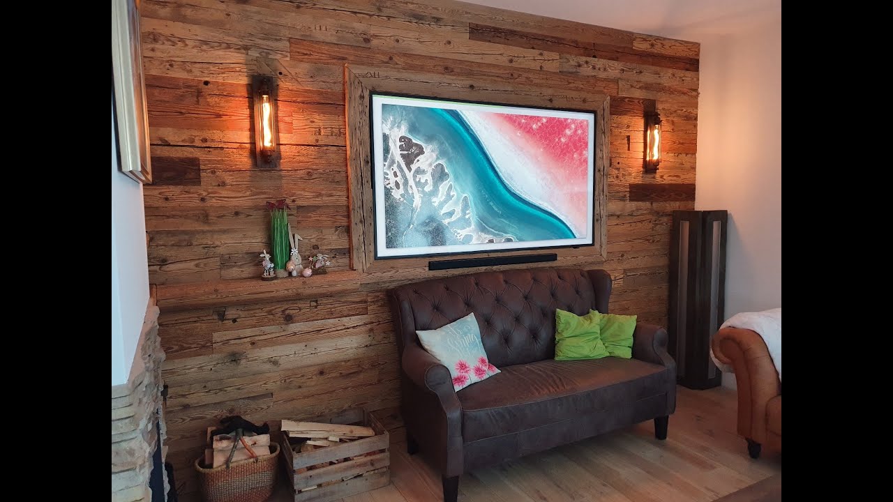 DIY Wandverkleidung aus Altholz mit bündig eingebautem Smart-TV und Soundbar.