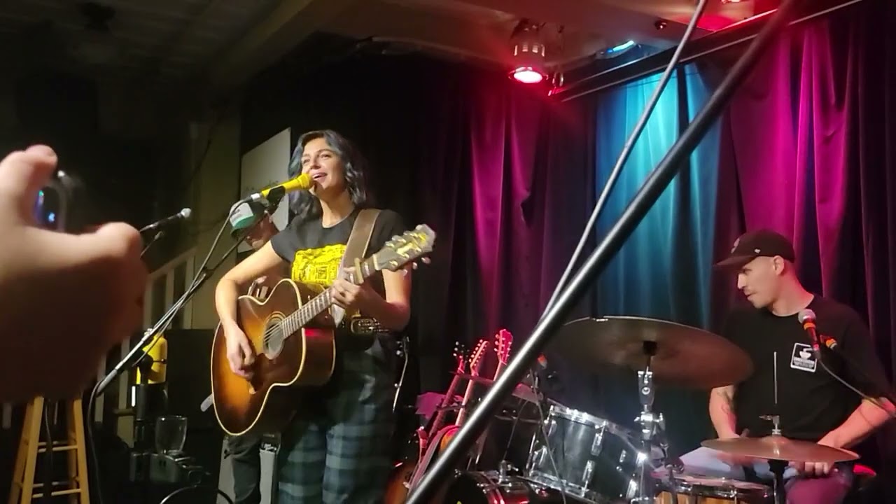 Sara Dufour chante Pub royal des Cowboys fringants, Vieux palais L'assomption 28 oct 2023
