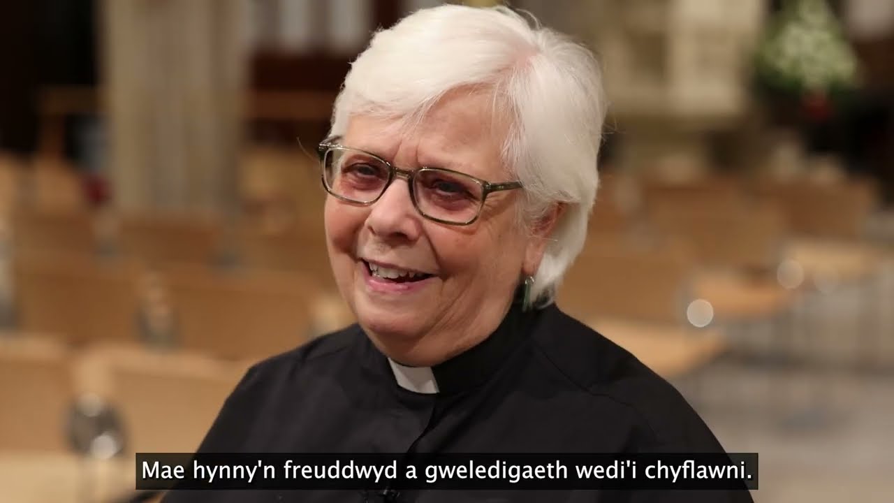Gweler sut y gwnaethom ni helpu eglwys Sant Cadog i fynd yn wyrdd a lleihau eu hôl troed carbon