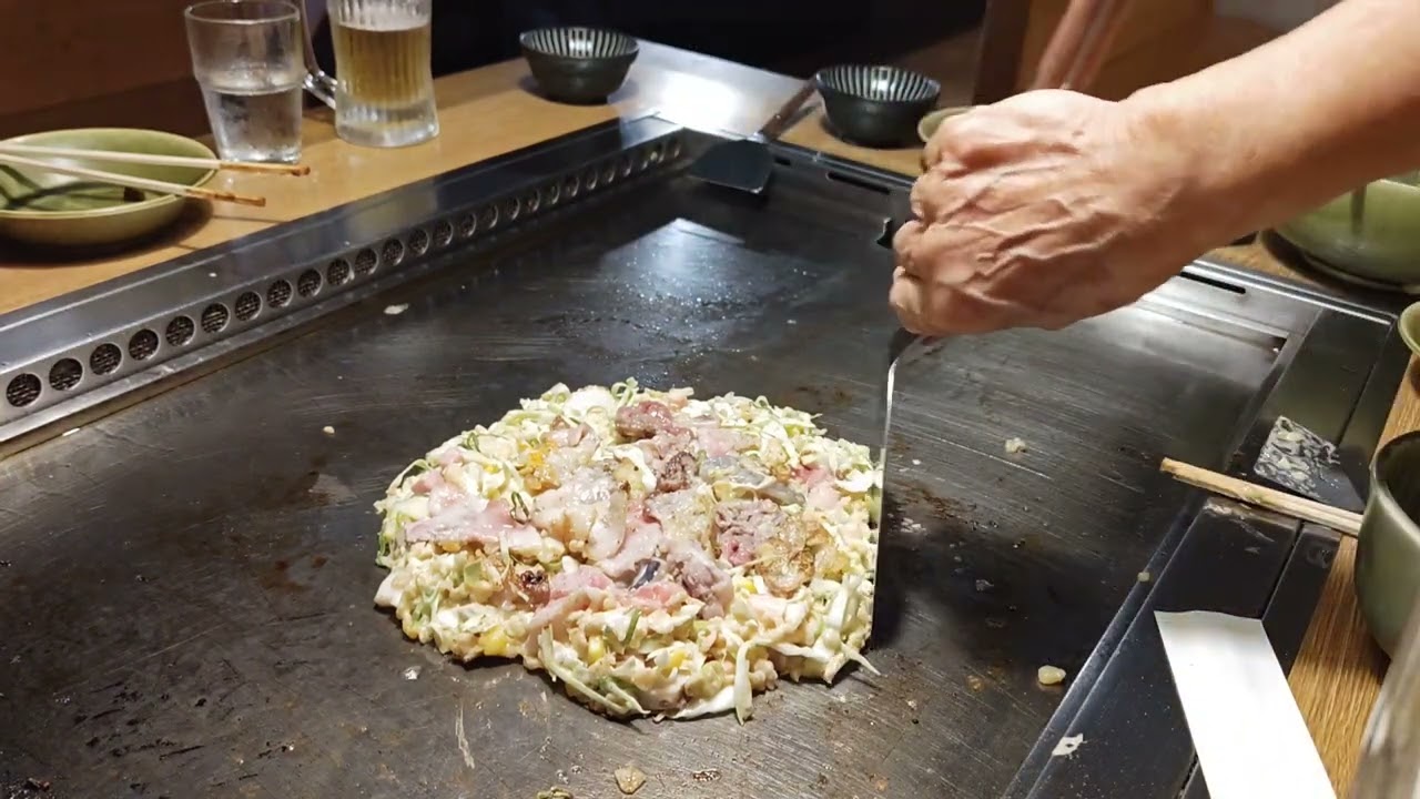 返しが上手く出来なくても味は満点です。お好み焼き八代にて