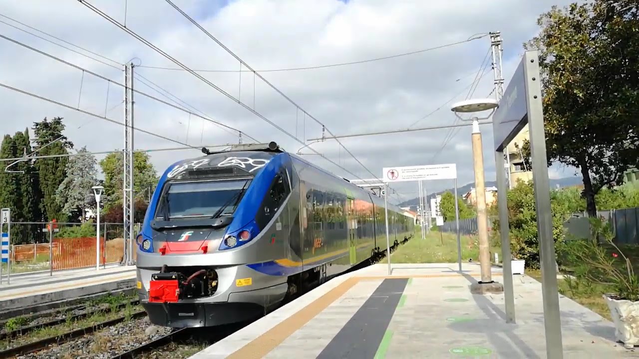 I saluti e la partenza dell' ETR 425 Jazz dalla stazione di Montecatini Terme