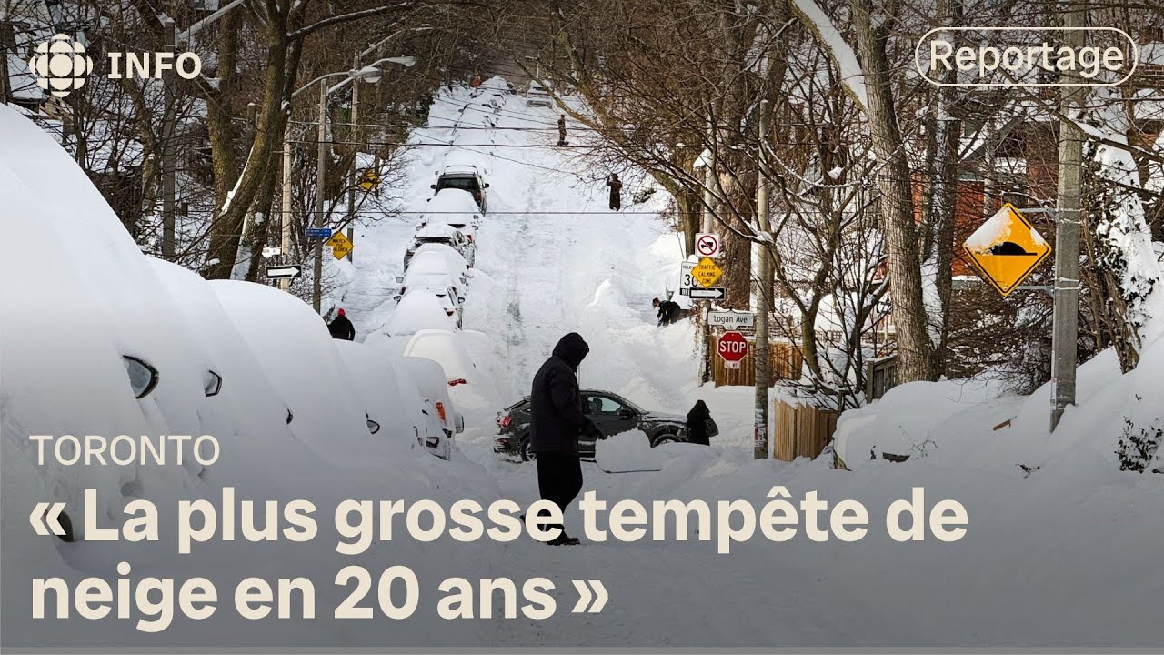Des chutes de neige records à Toronto limitent les déplacements lundi