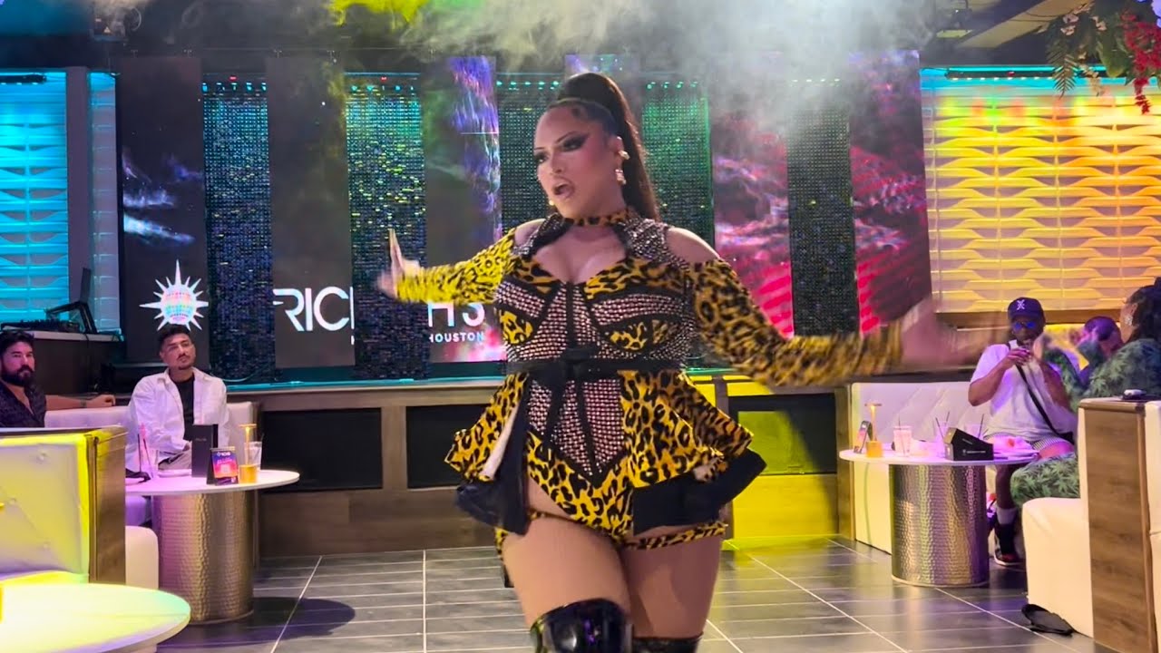 Adriana LaRue performs Sweet Dreams & Irreplaceable at Rich’s Houston