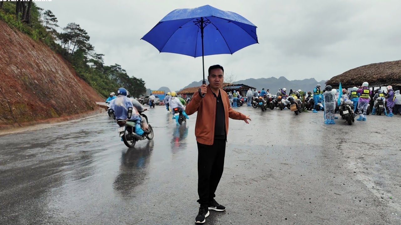 Phượt thủ khách Tây quá tải Tắc đường 35km đầu đi Hà Giang đèo Bắc Sum dừng chân. Nguyễn Tất Thắng