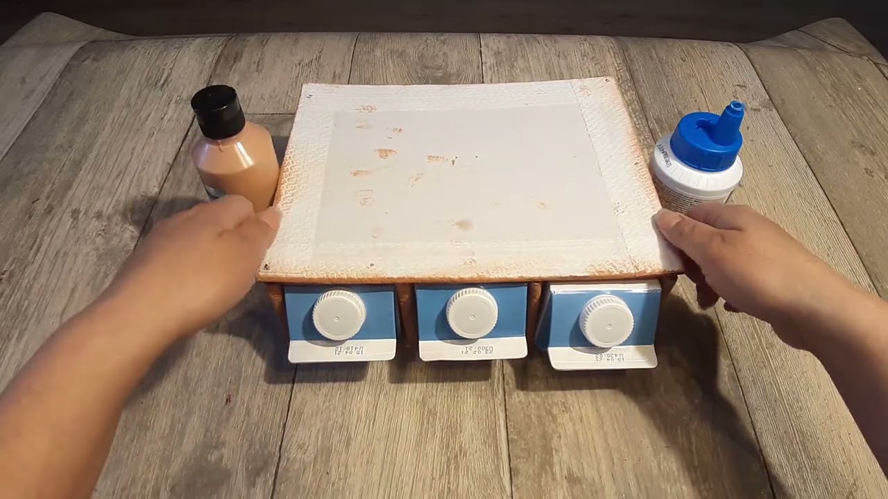 Haz un PORTA DE PAPEL TOALLA DE COCINA con materiales RECICLADOS solo con CARTON Y CAJAS DE LECHE