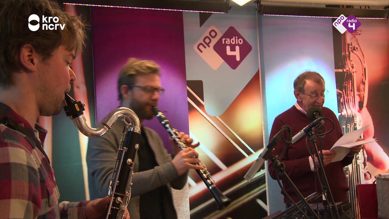 Dichter Ivo de Wijs draagt gedichten voor op NPO Radio 4