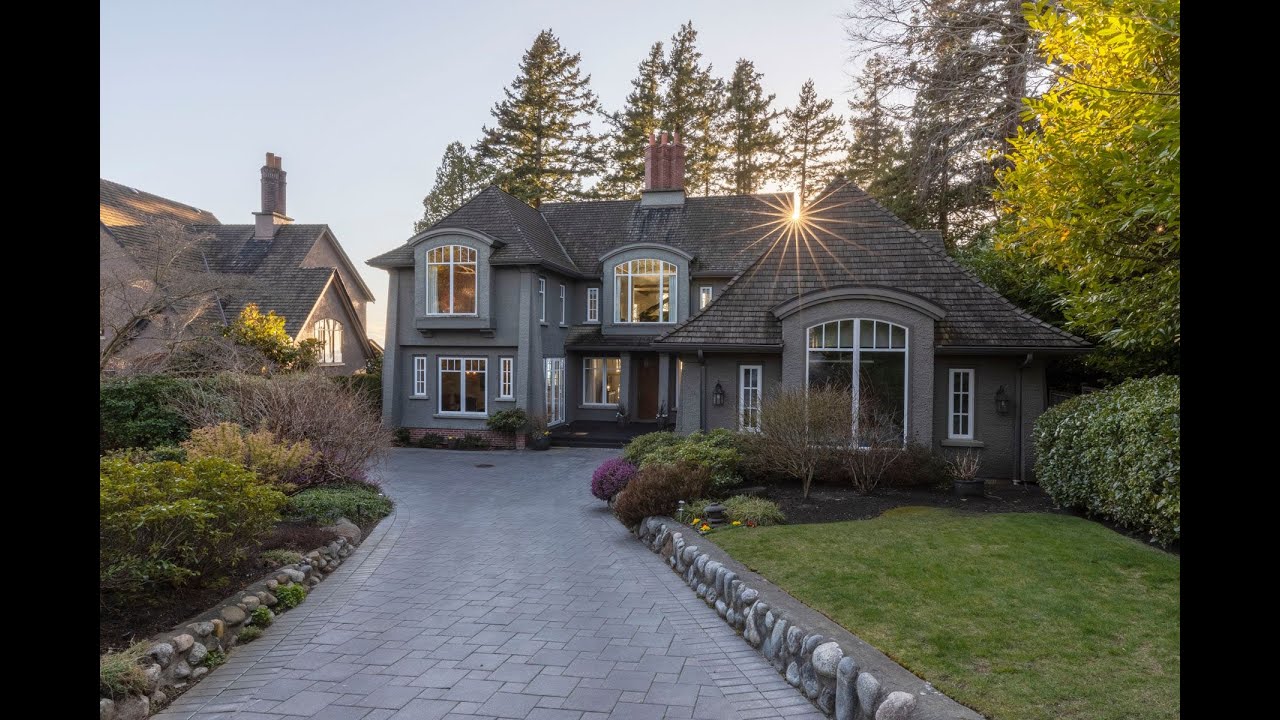 French Country Bluff Estate: Panoramic Ocean Views & Unparalleled Luxury in White Rock