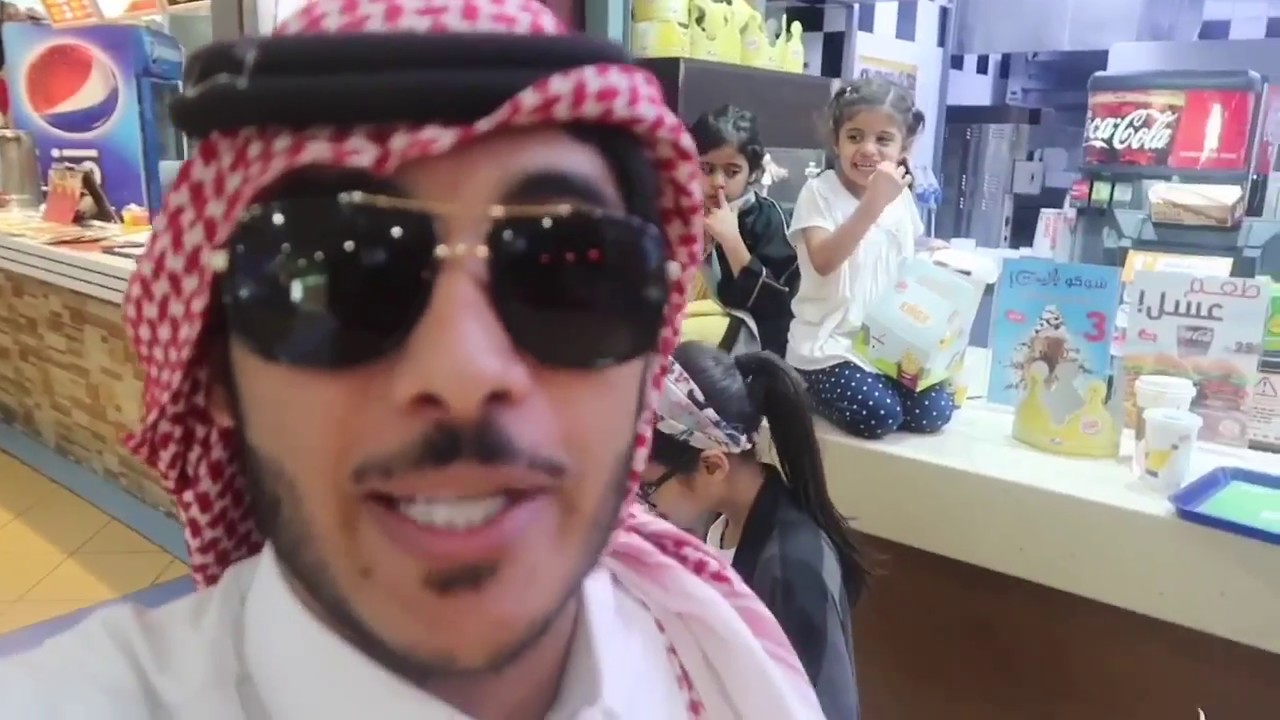 حمده واخواتها جننو راعي المطعم | ام شعفه اول مره تاكل همبرقر كبير | لايفوتكم !😂