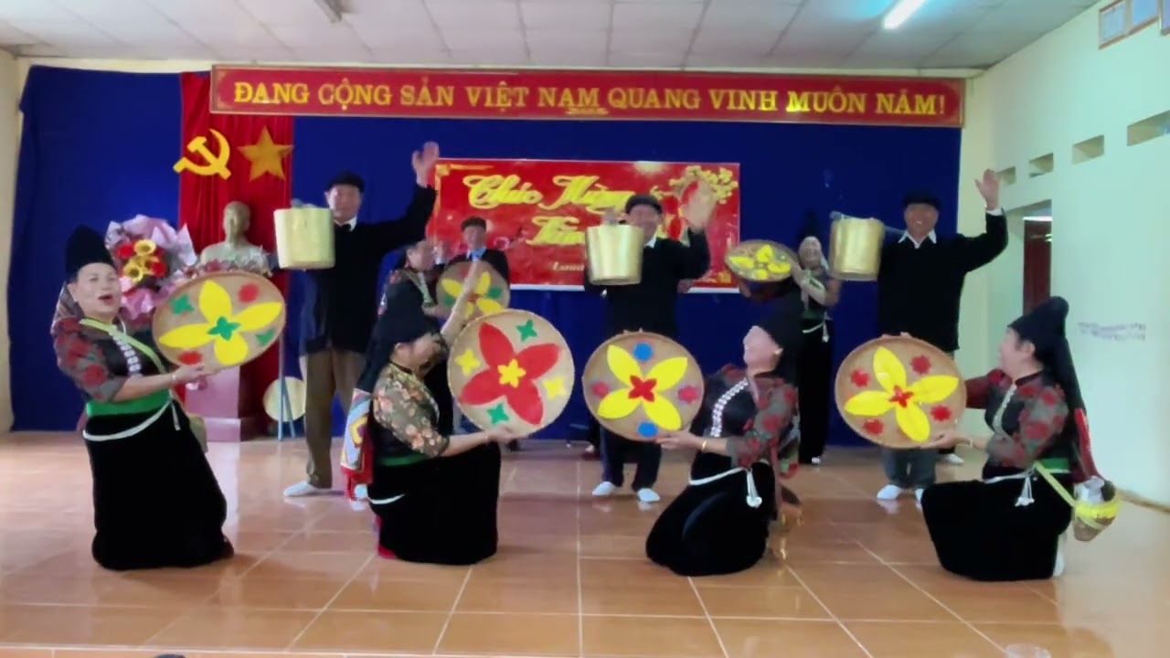 Đội múa cao tuổi 1 bản phiêng Tam múa mừng Xuân năm mới #nhacxoetaybac 