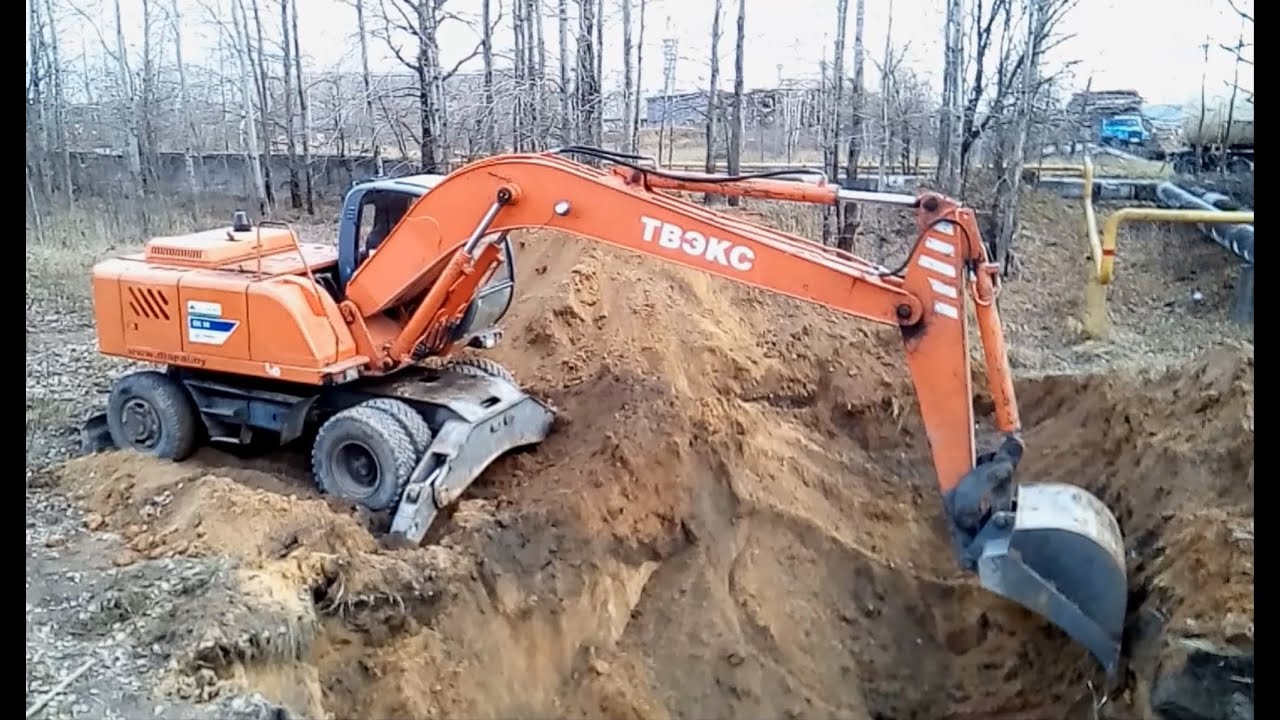 Экскаватор ТВЭКС ЕК-18 в работе.  Прокладка новых теплосетей.