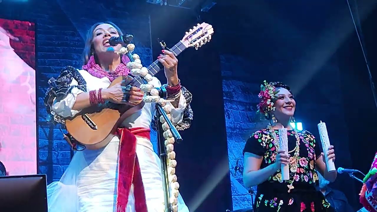 Así comienza... Lila Downs - Cambias mi Mundo - Showcenter Complex