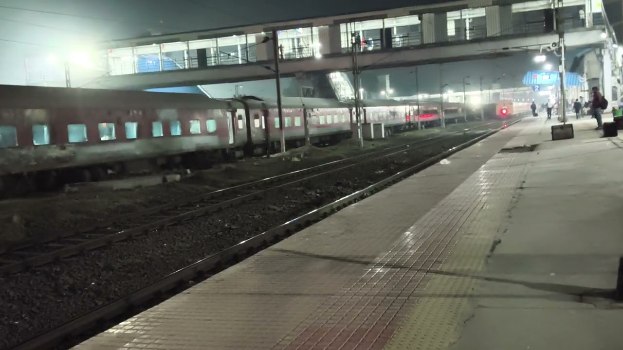 12112 Amravati Mumbai SF Express Departing From Badnera Junction 